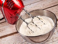Рецепта Ванилова глазура за десерти с масло, сметана и пудра захар